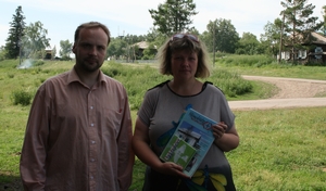 Arho Tuhkru ja kohaliku kooli õpetaja Piret.