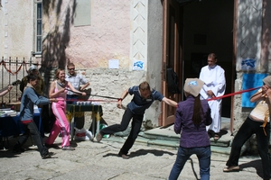 Misjonikursuslaste pantomiimetendus: Jeesus näeb kiusatuste köites vaevlejat. Too veel Jeesust ei tunne...  Foto: Jukka Repo