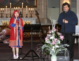 Ludmilla Rusmilenko Handimaalt kõnelemas hõimurahvaste õhtul Oleviste kirikus. Teda tõlgib Heigo Ausmees. Foto: Mati Bärenson