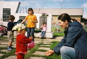 Marilys Kurg Kehra kogudusest mängimas pisikeste hantidega Obi-äärses külas. Foto: Andrus Kask