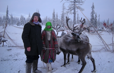 Loo autor koos handi tütarlapsega, kes tunneb rõõmu koolivaheaja viimasest päevast koduste keskel. Homme algab sõit internaati.   Foto: Andrus Kase kogu