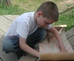 Rahvuslik käsitöö on komi laste hulgas au sees. Kasetohust korvikeste meisterdamine lastelaagris. Foto: Joel Aulis