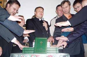 Oktoobris 2008 esitleti Sõktõvkaris komikeelse Uue Testamendi tõlget. Vaimulikud paluvad õnnistust selle levikule ja lugemisele komi rahva hulgas.  Foto: EPS-i arhiiv.
