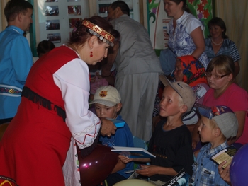 Inkreshi_liikmed_jagavad_piibleid_350px