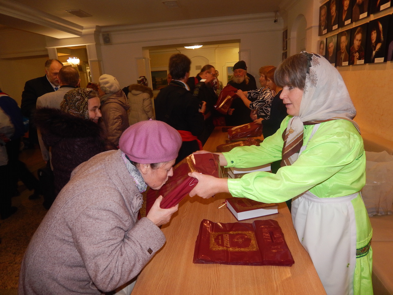 Udmurdikeelse Piiblite jagamine rahvusteatris. Foto: Mark Nelson