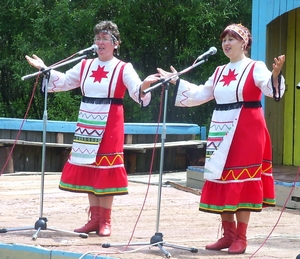 Hetk udmurdi laulu- ja tantsuansambli esinemisest. Vasakul Maina Sašina. Foto: EEA Evangelismi- ja misjonitoimkonna arhiiv