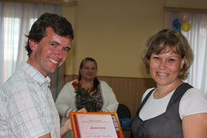 Nadežda Guljajevale Komist annab diplomi üle misjoni- ja piiblikooli direktor Mark Nelson    Nadezhda Guljaeva from Komi receives her diploma from director Mark Nelson