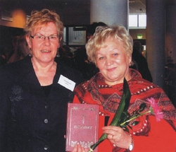 Tõlkija Niina Zaitseva (paremal) ja tõlkekonsultant Inka Pekkanen rõõmustavad valminud vepsakeelse Uue Testamendi üle. Foto: Inka Pekkanen